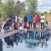 Vifaranga vya samaki vinawekwa kwenye bwawa.