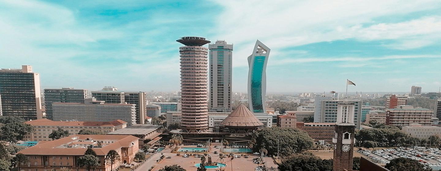 Mwonekano wa anga la Nairobi, unaoonyesha Kituo cha Mikutano cha Kimataifa cha Kenyatta (KICC) na majengo mengine marefu ya kisasa.