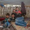 Семья палестинских беженцев в палатке на Западном берегу. 