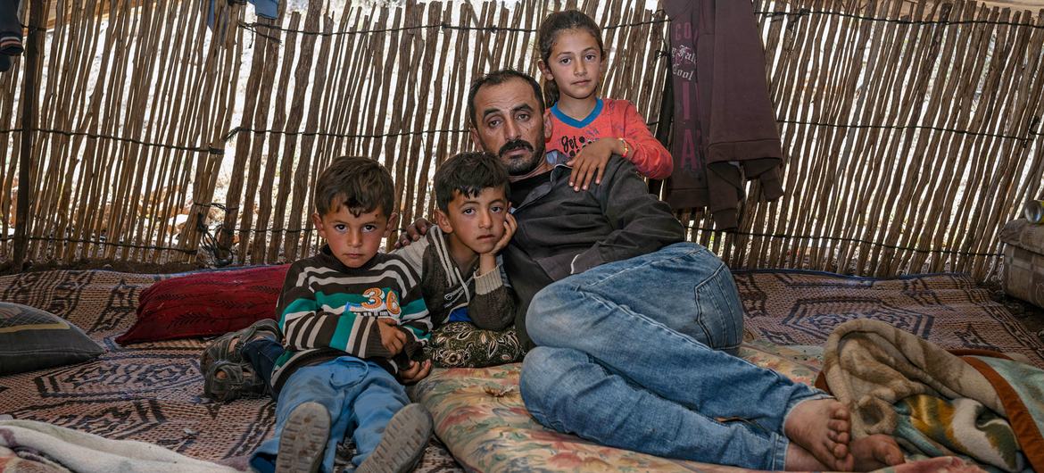 Семья палестинских беженцев в палатке на Западном берегу. 