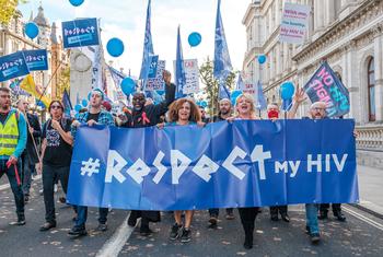 Демонстрация в поддержку прав людей, живущих с ВИЧ, в Лондоне.