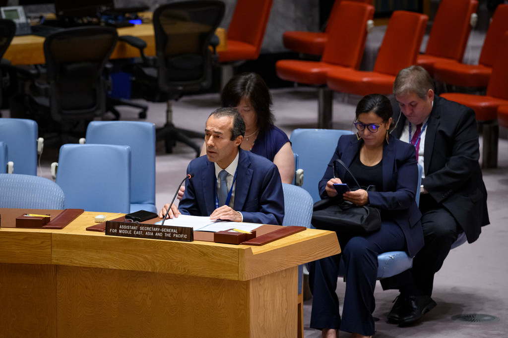 Khaled Khiari, Sous-Secrétaire général pour le Moyen-Orient, l'Asie et le Pacifique aux Départements des affaires politiques et de consolidation de la paix et des opérations de paix, s'adresse à une réunion du Conseil de sécurité sur le maintien de la pa…
