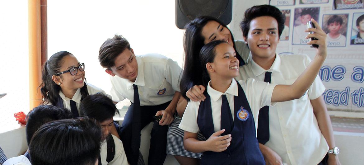 Estudantes em Cebu, nas Filipinas, tiram uma selfie na escola.