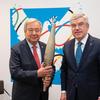  Генеральный секретарь ООН Антониу Гутерриш (слева) с главой Международного олимпийского комитета (МОК) Томасом Бахом.