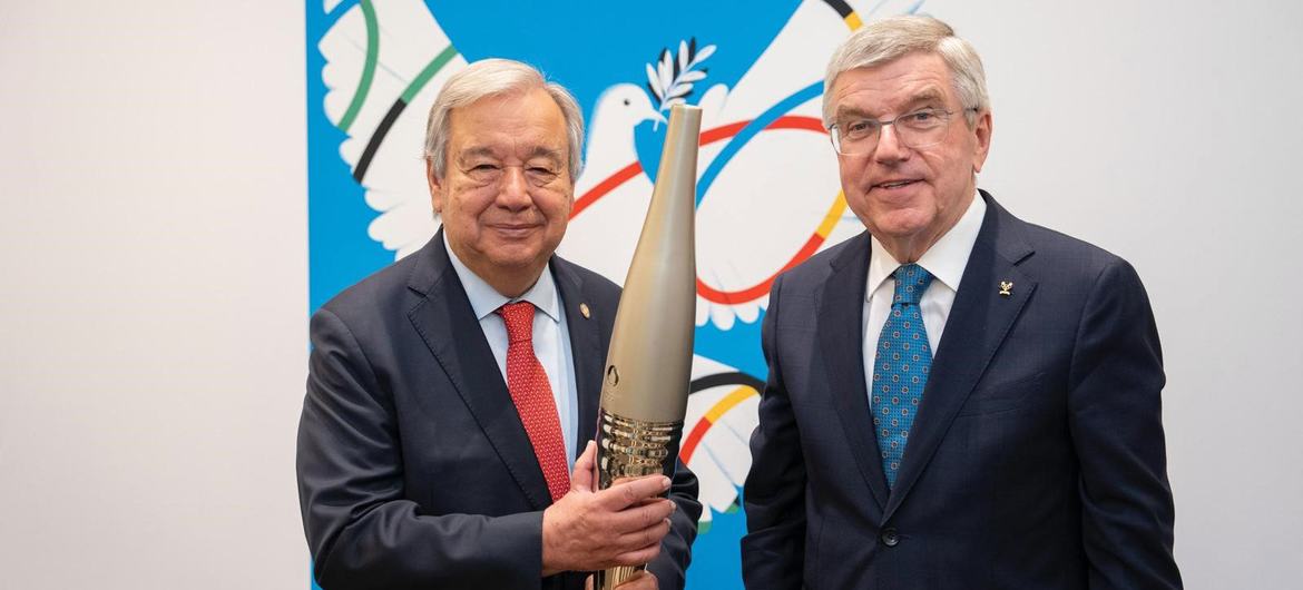 Le Secrétaire général de l'ONU, António Guterres (à gauche), et Thomas Bach, Président du Comité international olympique (CIO), à Paris juste avant l'ouverture des Jeux olympiques d'été de Paris 2024.
