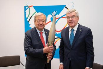 اقوام متحدہ کے سربراہ انتونیو گوتیرش بین الاقوامی اولمپک کمیٹی (آئی او سی) کے صدر ٹامس باک کے ساتھ پیرس اولمپکس کی افتتاحی تقریب سے پہلے ملاقات کر رہے ہیں۔