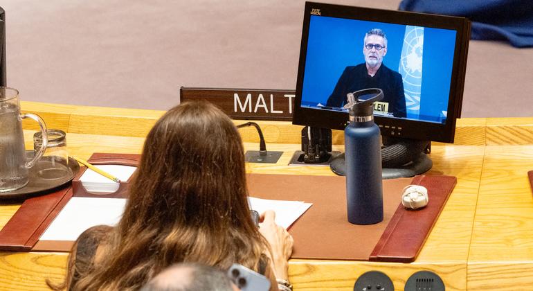 على الشاشة، مهند هادي ، منسق الشؤون الإنسانية في فلسطين يقدم إحاطة إلى مجلس الأمن بشأن الوضع في غزة.