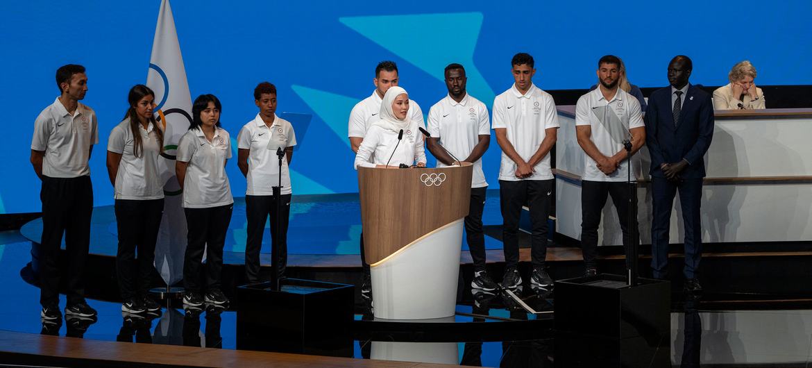 پیرس اولمپکس میں پناہ گزین کھلاڑیوں کی ٹیم کی سربراہ معصومہ علیزادہ افتتاحی تقریب سے خطاب کر رہی ہیں۔
