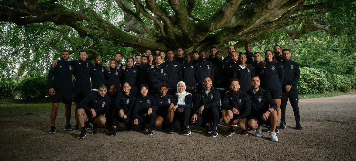 在前往巴黎之前，难民奥运代表队在诺曼底的巴约聚集，参加在那里举行的奥运会前欢迎营活动。