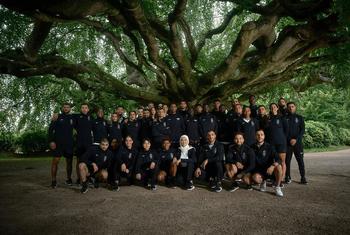 在前往巴黎之前，难民奥运代表队在诺曼底的巴约聚集，参加在那里举行的奥运会前欢迎营活动。
