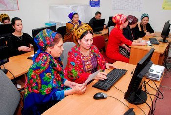 तुर्कमेनिस्तान में गणित विशेषज्ञ डेटा प्रसंस्करण करते हुए.