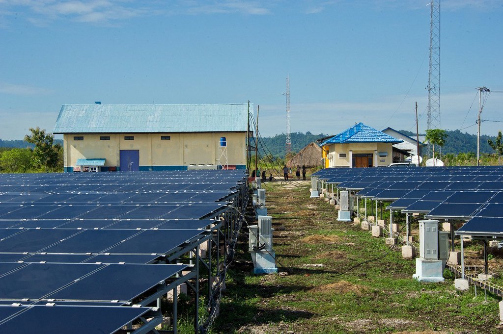 Los paneles solares se utilizan ampliamente en Indonesia para proporcionar a las comunidades energía sostenible.