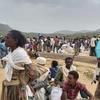 在埃塞俄比的亚提格雷，人们正在等待分发粮食援助。（资料图片）