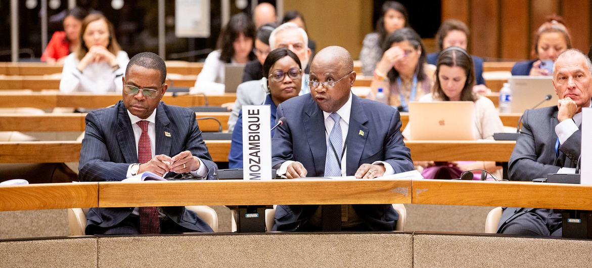 L'Ambassadeur Pedro Comissario Afonso du Mozambique s'exprime lors de la visite informelle des membres du Conseil de sécurité de l'ONU au Palais des Nations.