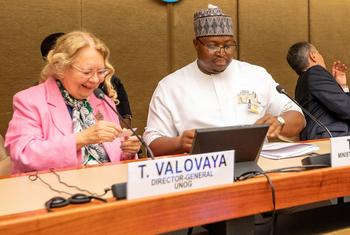 El miinistro de Asuntos Exteriores de Sierra Leona, Musa Timothy Kabba, (derecha) y la directora general de la ONU en Ginebra, Tatiana Valovaya.