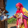 Une femme se lave les mains à un point d'eau à La Guajira, en Colombie.