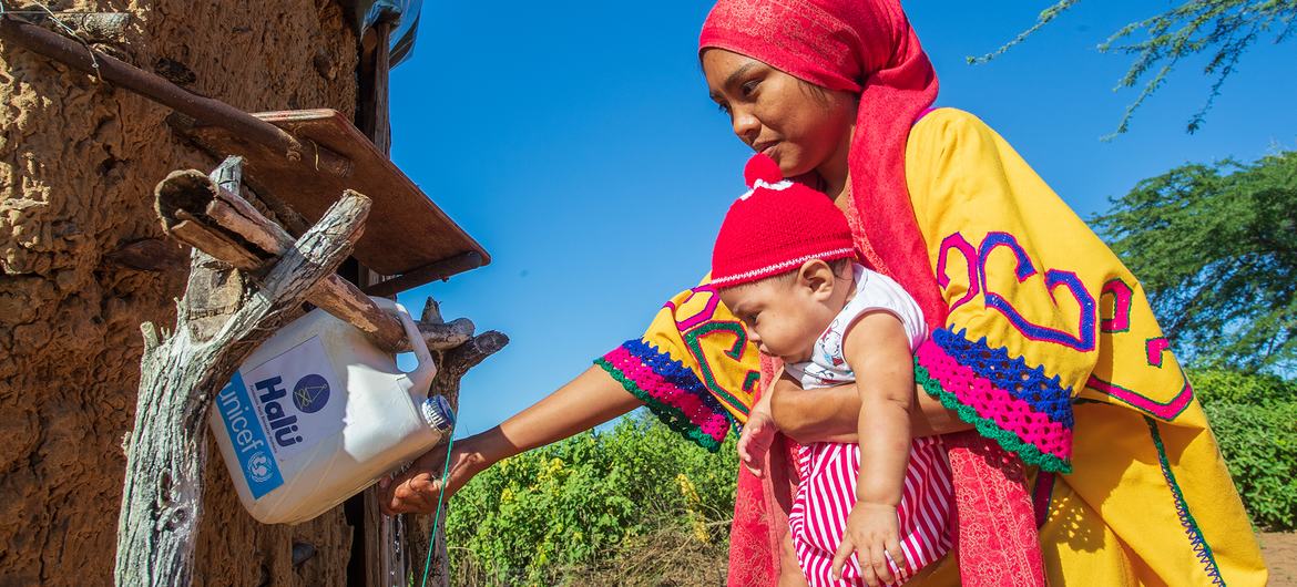 Une femme se lave les mains à un point d'eau à La Guajira, en Colombie.