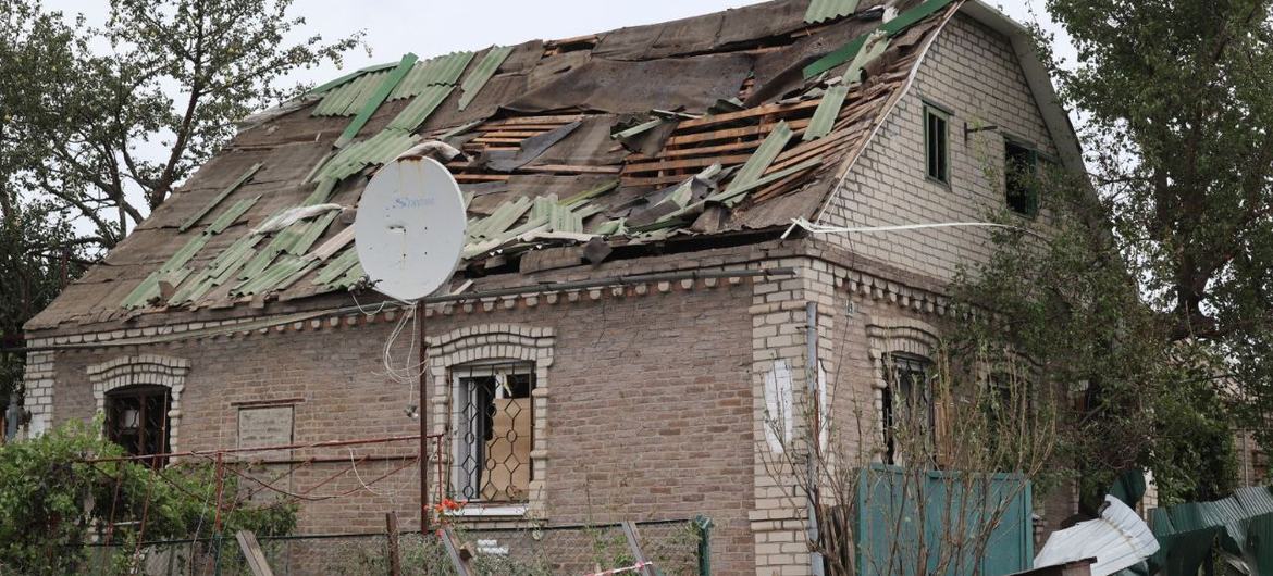 Поврежденный дом в Донецкой области Украины.