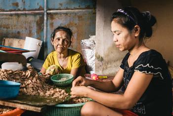 Une femme de 76 ans originaire du Myanmar travaille comme décortiqueuse de crevettes à Rangong, en Thaïlande. Une femme de 76 ans originaire du Myanmar travaille comme décortiqueuse de crevettes à Rangong, en Thaïlande.