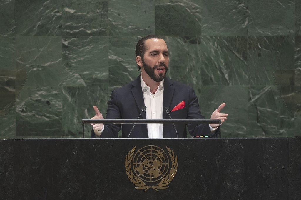 El presidente de El Salvador, Nayib Bukele, habla desde un podio con el emblema de las Naciones Unidas durante una sesión en Nueva York.