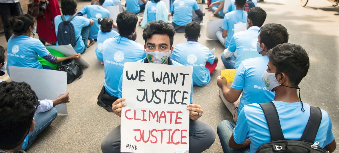बांग्लादेश में युवा कार्यकर्ता, जलवायु परिवर्तन पर कारगर कार्रवाई की मांग के लिये प्रदर्शन कर रहे हैं.