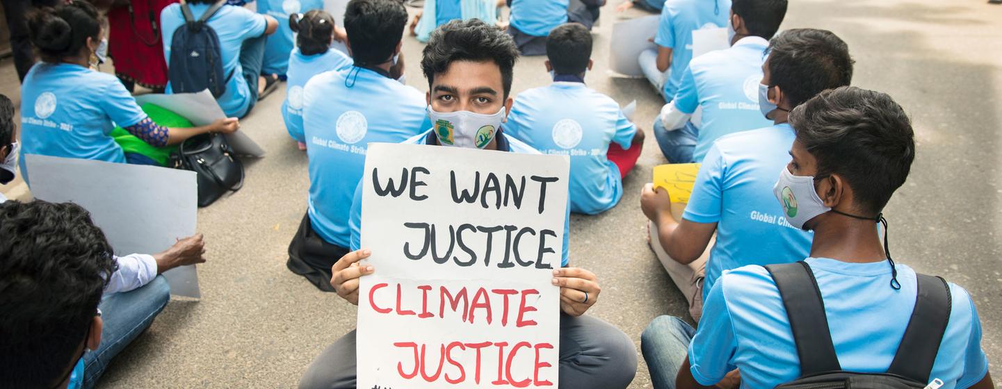 孟加拉国青年活动家坐在街头以声援全球气候罢工。