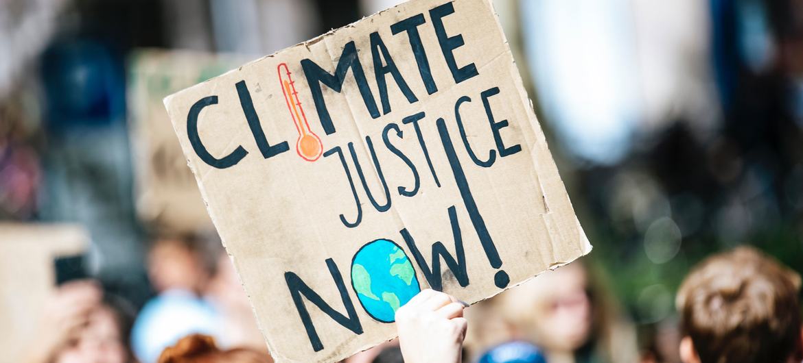 在德国纽伦堡，人们走上街头，参加全球气候抗议行动。