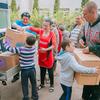 Une famille reçoit de l'aide humanitaire dans un centre de santé à Kharkiv, en Ukraine.