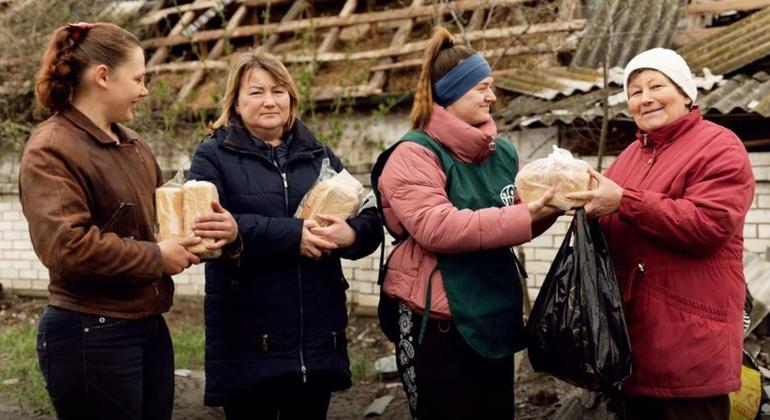 Гуманитарную помощь доставляют в Харьковскую область, Украина. 