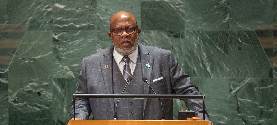 El presidente de la Asamblea General, Dennis Francis, en el podio del máximo órgano de debate de la ONU.