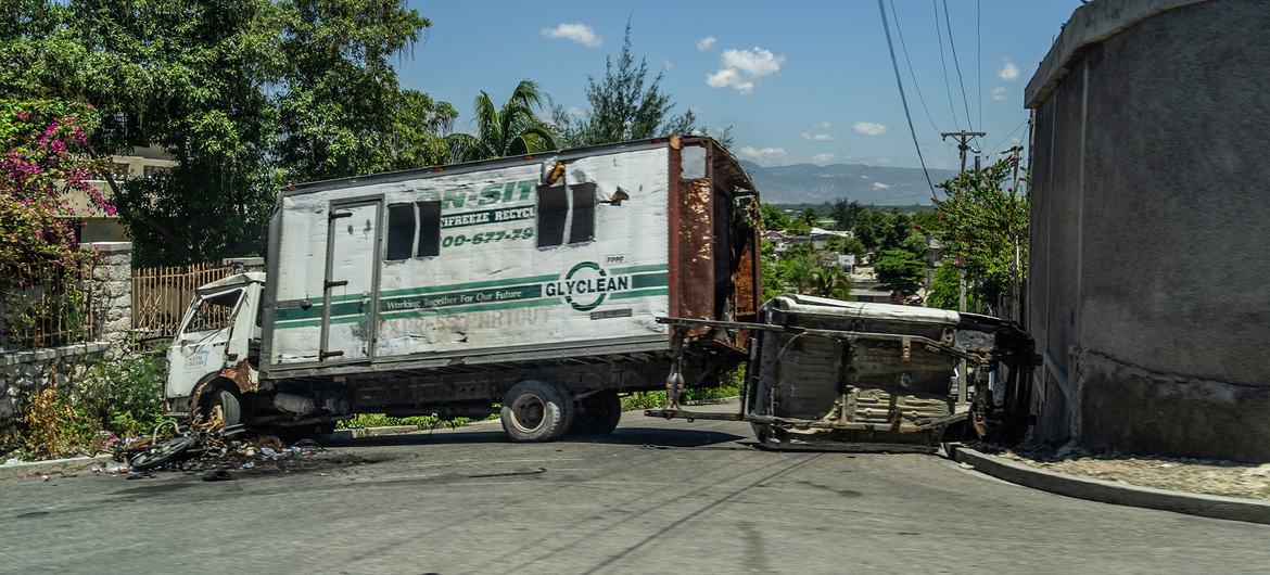 Abandoned vehicles are positioned by local residents in Port-au-Prince to prevent vehicular access and limit the risk of kidnappings.