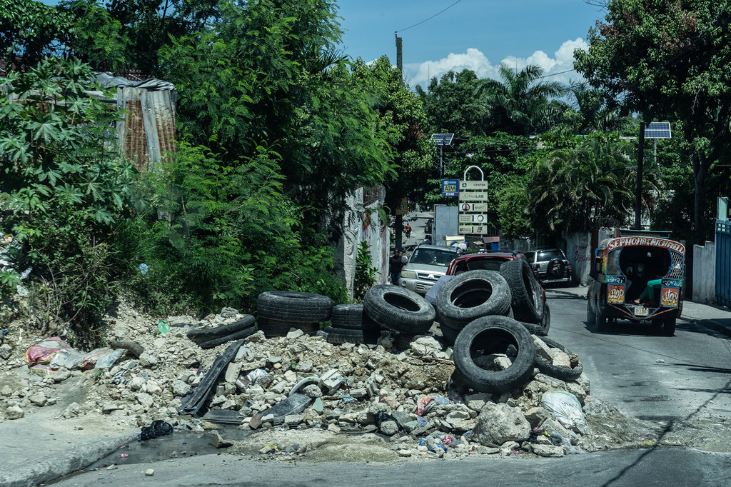 Kizuizi kwenye barabara huko Port-au-Prince, Haiti, ambapo barabara zimedhibitiwa na magenge.
