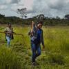 Miembros del grupo indígena Macuxi de Brasil caminan cerca de la frontera con Venezuela.