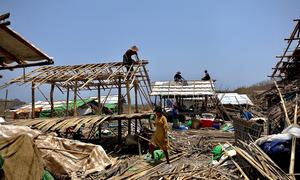 2023年5月，缅甸若开邦一个营地中的境内流离失所者正在修复被摩卡旋风摧毁的住所。