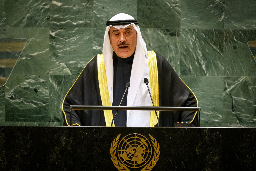 ولي عهد الكويت الأمير صباح الخالد الصباح يلقي كلمة من على المنصة خلال الدورة التاسعة والسبعين للجمعية العامة للأمم المتحدة في نيويورك.