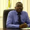 Profesa Jeremiah Seni, profesa msaidizi wa magonjwa katika Chuo Kikuu cha Sayansi ya Afya cha Katoliki, Bugando, Mwanza, Tanzania, anaonekana kwenye dawati lake.