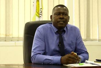 Profesa Jeremiah Seni, profesa msaidizi wa magonjwa katika Chuo Kikuu cha Sayansi ya Afya cha Katoliki, Bugando, Mwanza, Tanzania, anaonekana kwenye dawati lake.