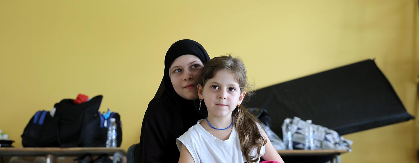 Deux jeunes filles qui ont fui leur ville natale dans le sud du Liban sont hébergées dans une école transformée en centre d'accueil à Beyrouth.