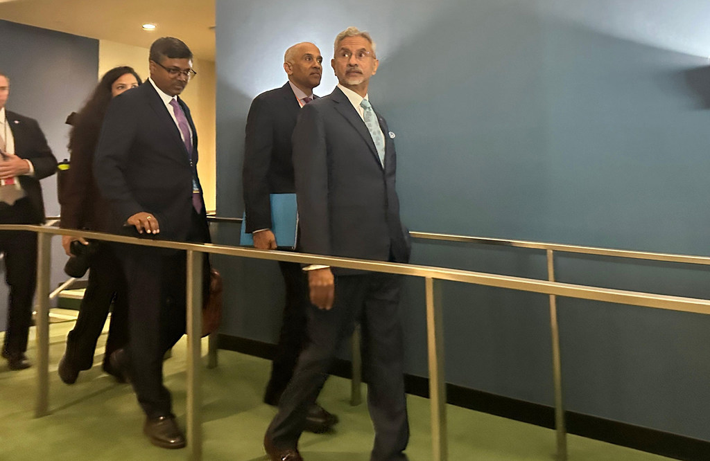 भारतीय विदेश मंत्री एस. जयशंकर न्यूयॉर्क में UN मुख्यालय में अधिकारियों के साथ चल रहे हैं।