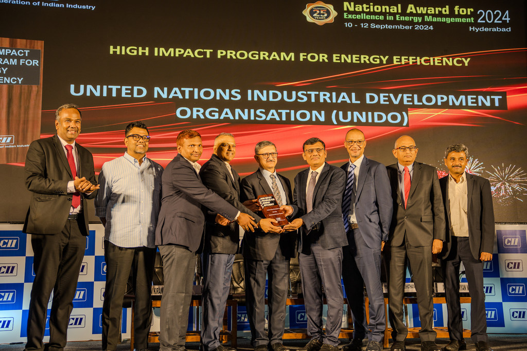 हैदराबाद में UNIDO और CII द्वारा आयोजित राष्ट्रीय ऊर्जा प्रबंधन उत्कृष्टता पुरस्कार 2024 समारोह में व्यावसायिक पोशाक पहने पुरुषों के एक समूह को मंच पर पुरस्कार प्राप्त हुआ।