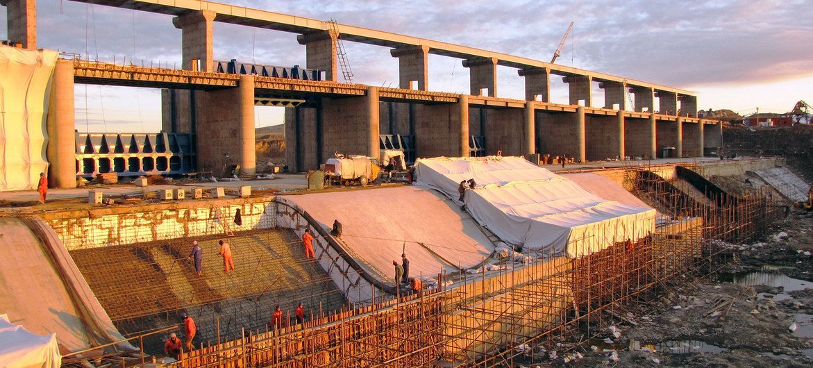 Grandes projetos de infraestrutura como esta barragem no rio Nura, no Cazaquistão, muitas vezes exigem investimento estrangeiro direto