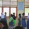 在印度尼西亚的一所学校，学生们在宽容讲习班上演唱歌曲。