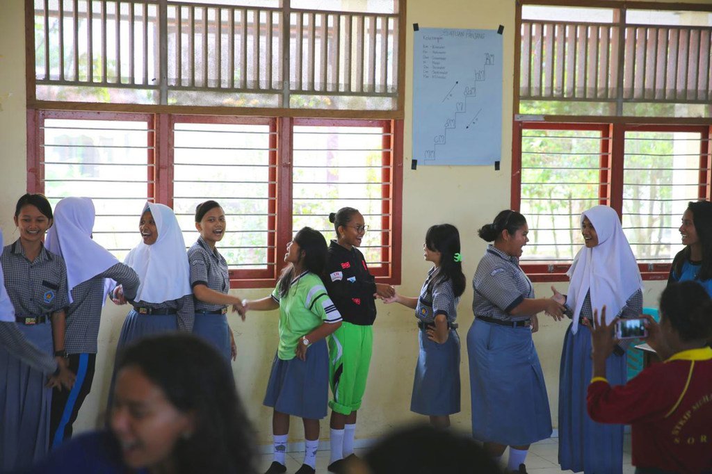 Alumnos cantando una canción como parte de un taller de tolerancia en una escuela de Indonesia.