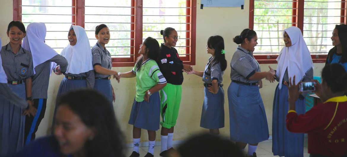 在印度尼西亚的一所学校，学生们在宽容讲习班上演唱歌曲。