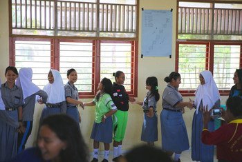 Alumnos cantando una canción como parte de un taller de tolerancia en una escuela de Indonesia.