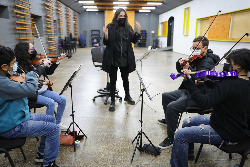 Ana Marvez, de 36 años, les está enseñando música a niños y niñas en Santiago de Chile.