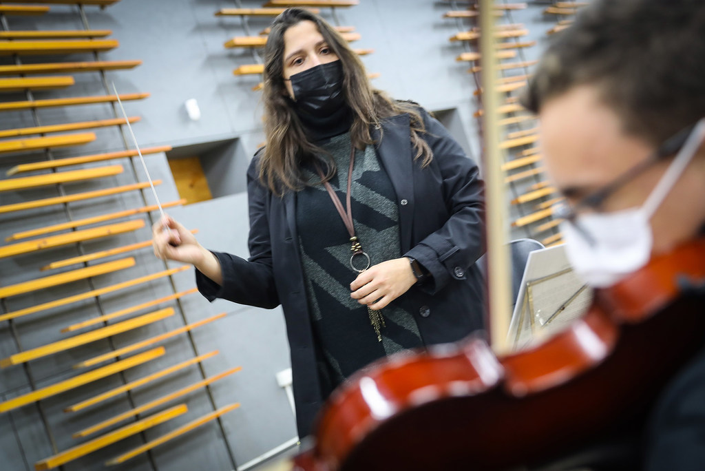 Mientras Ana Marvez crecía, florecía en Venezuela un programa de educación musical muy popular llamado El Sistema. Ella fundó la Fundación Música para la Integración en Chile.