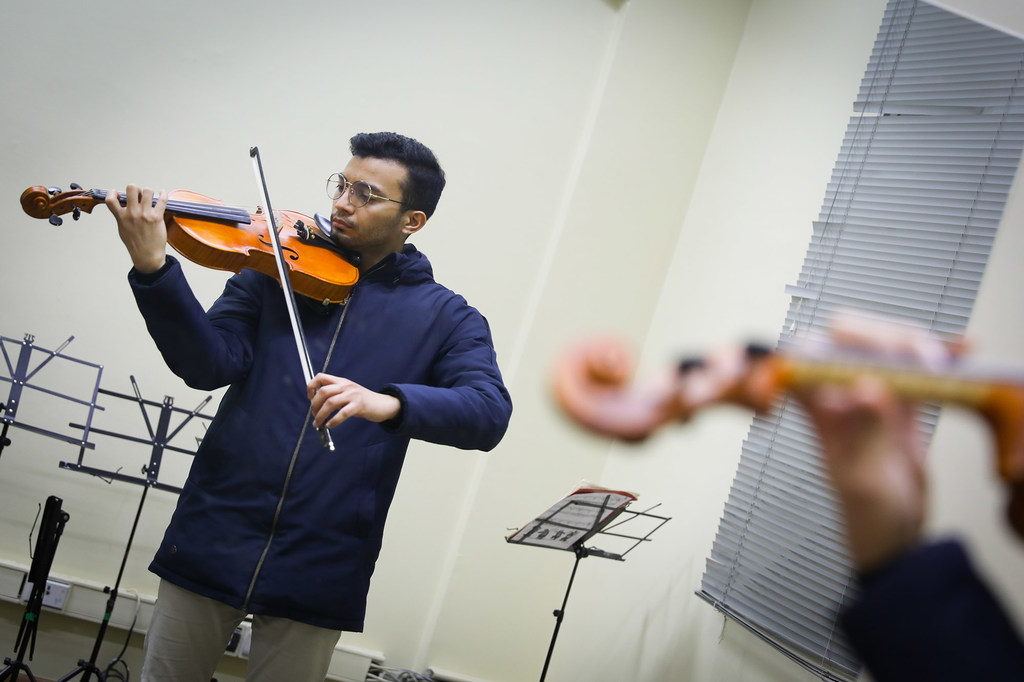 Rodrigo Rodríguez transportó su viola sobre la espalda durante su viaje de 5.000 km de a pie a Chile en 2019.