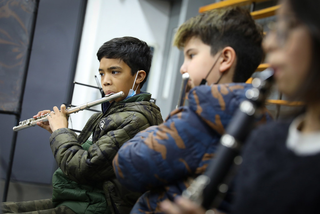Niños y niñas de Venezuela toman clases de música en la Fundación Música para la Integración en Chile.