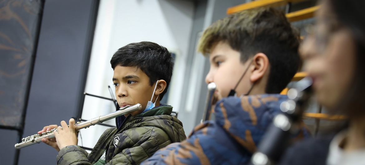 Niños y niñas de Venezuela toman clases de música en la Fundación Música para la Integración en Chile.